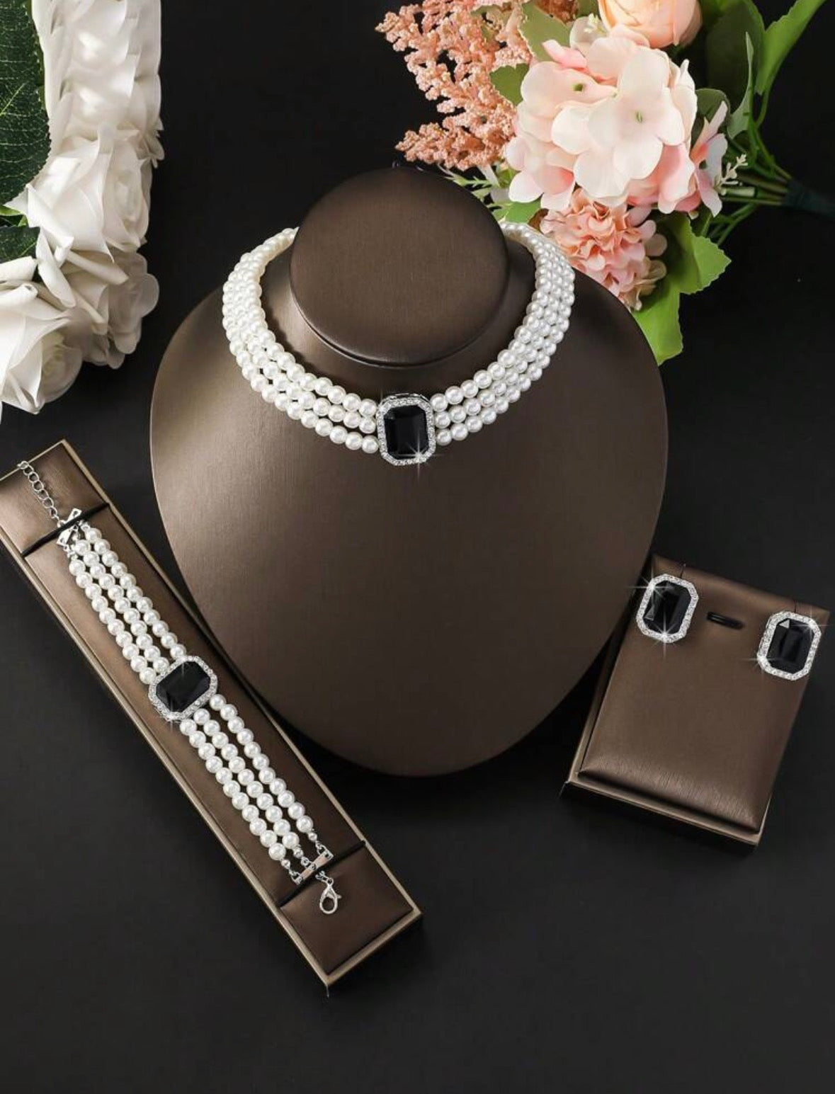 Regal Beauty - Black - Complete Look