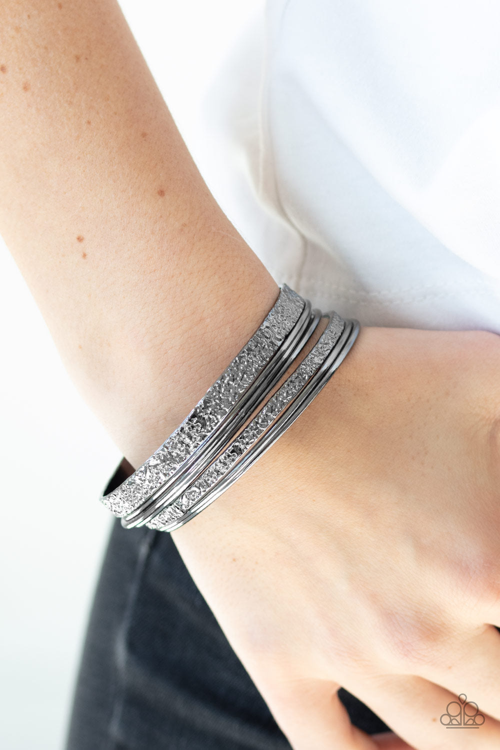 Paparazzi ♥ Full Circle - Black ♥  Bracelet