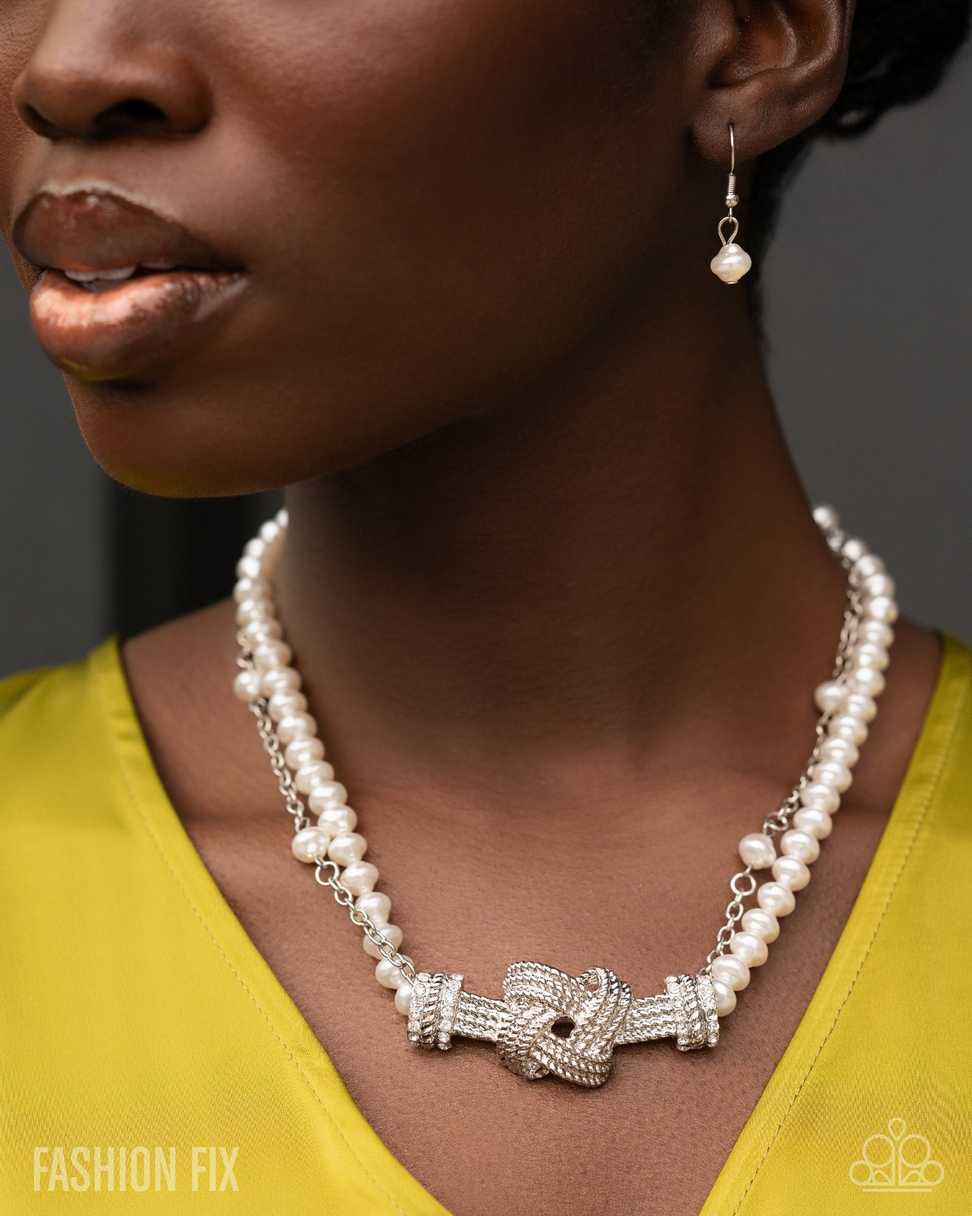 Select Sass - White Rhinestone Pearl Silver Short Necklace