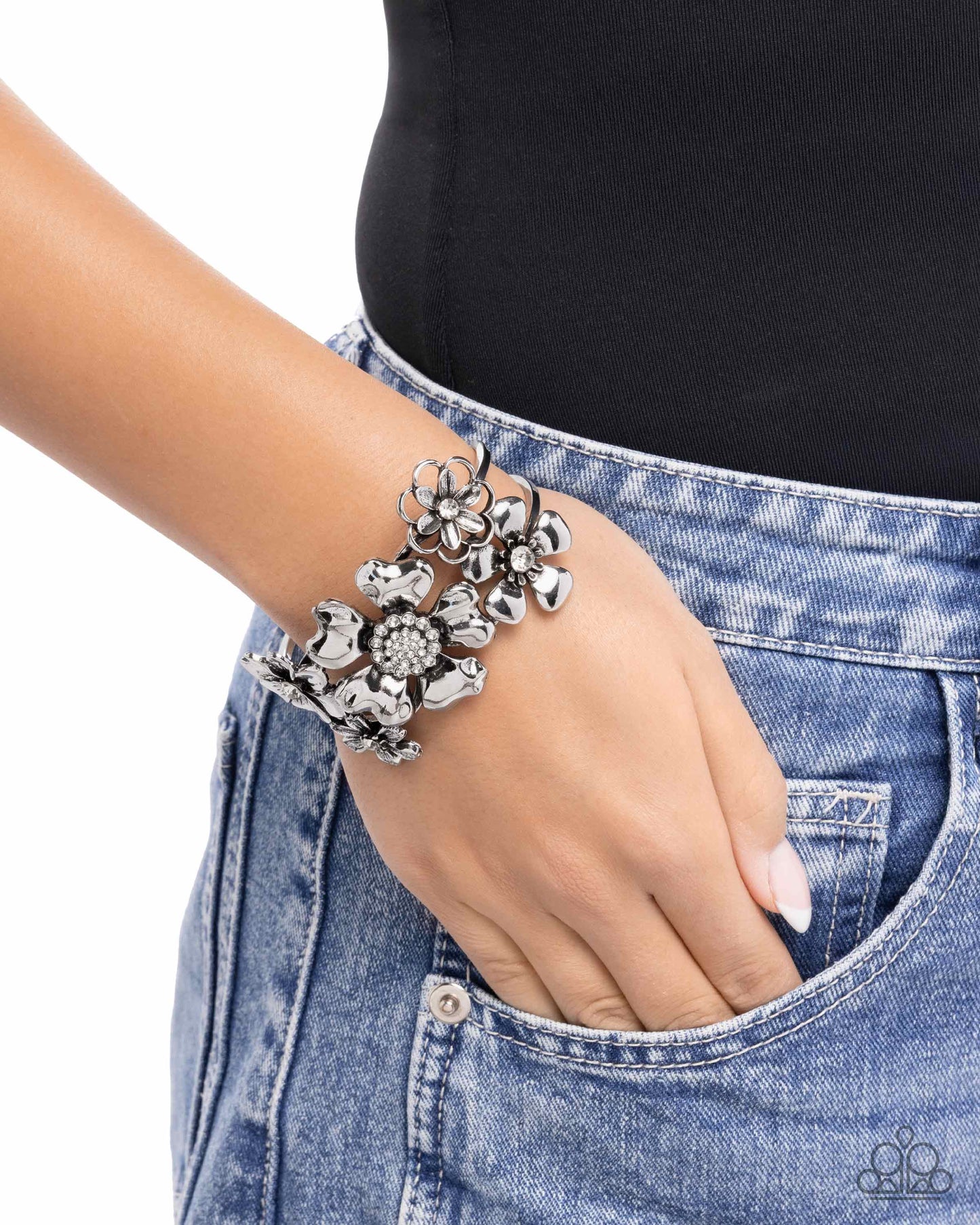 Bursting Bouquet - white - Paparazzi bracelet