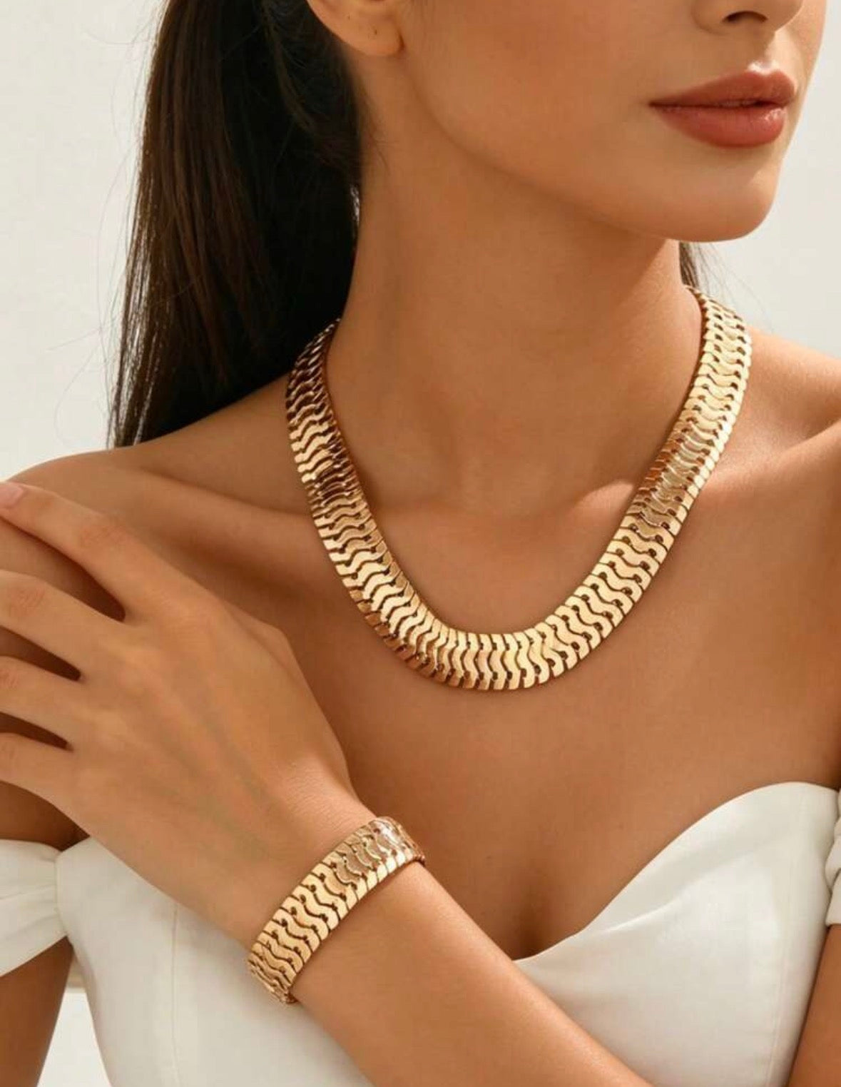 Queen Herring - Gold - Complete Look